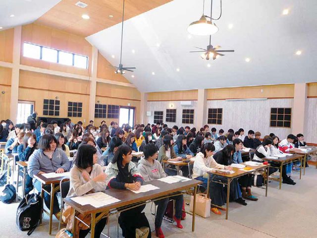 オリエンテーションの説明を聞く学生の様子