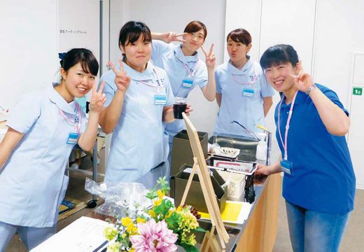オープンキャンパスの在学生の写真