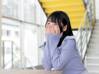 手で顔を覆う学生